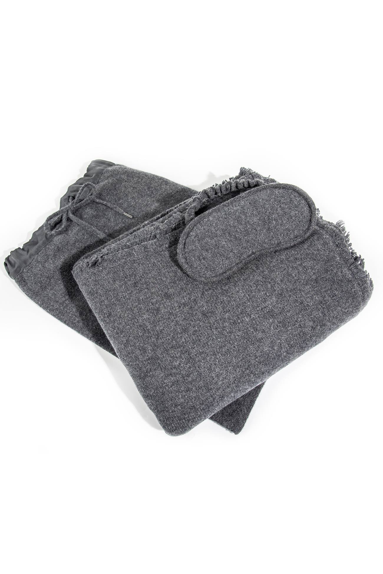 THE CASHMERE TRAVEL SET